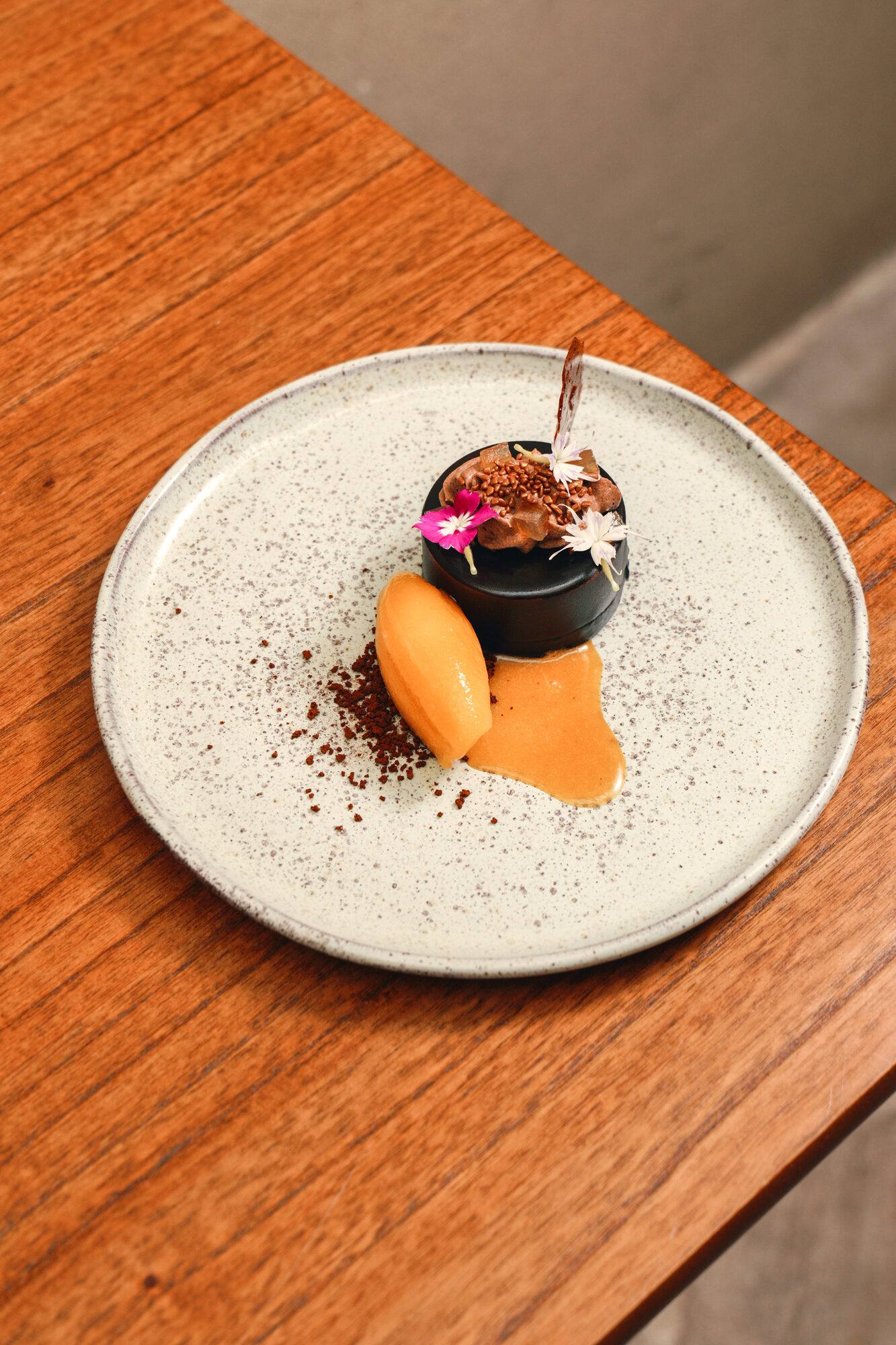 Sobremesa de chocolate meio amargo com sorbet de manga e gengibre
